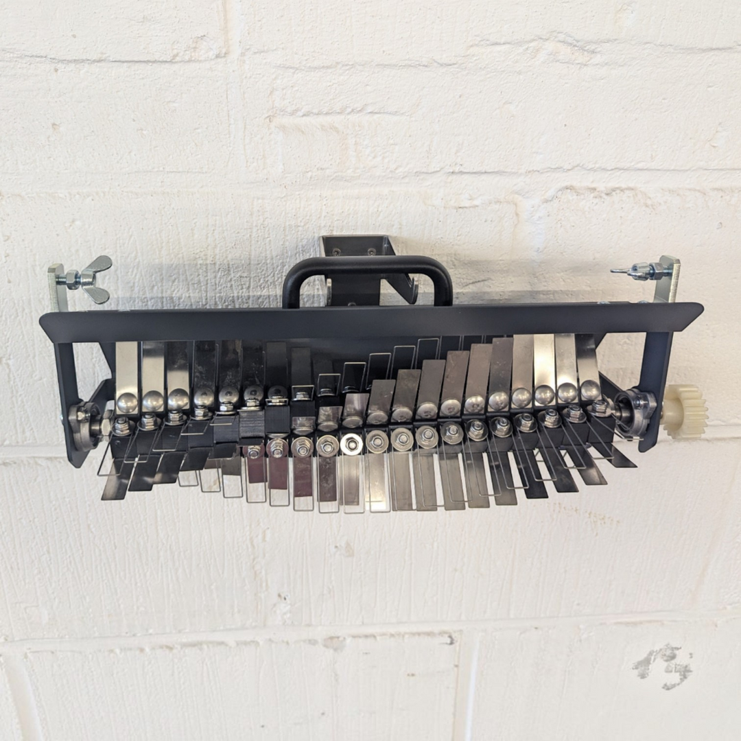 Rasenspecht Universalhalter aus Edelstahl zur platzsparenden Wandmontage von Gartenwerkzeugen in der Garage.